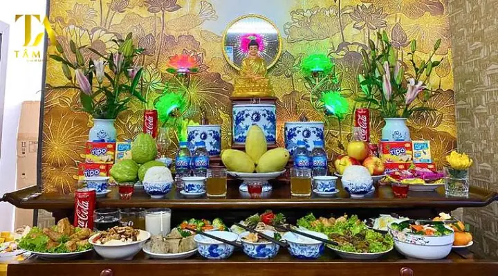 Mâm Lễ Cúng Bày Tại Bàn Thờ Phật