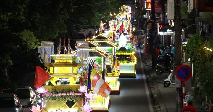 Thừa Thiên Huế: 32 Chiếc Xe Hoa Diễu Hành Đón Mừng Phật Đản ...