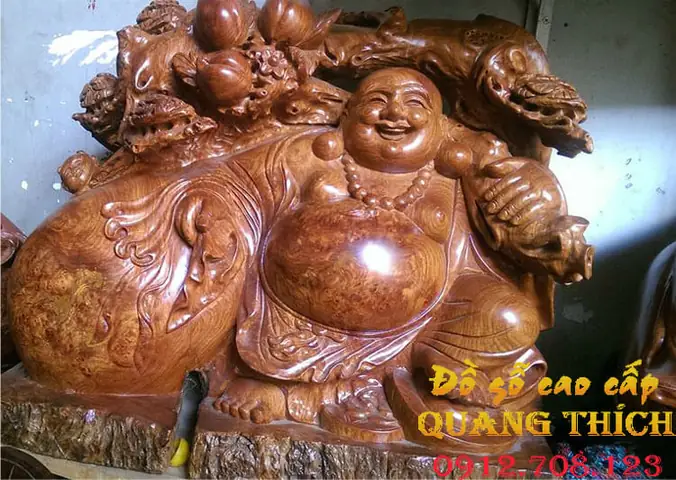 Tượng Di Lặc Ngồi Dưới Gốc Tùng