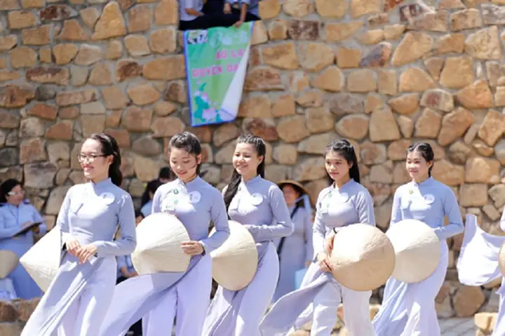 Thể Hiện Tinh Thần Bình Đẳng