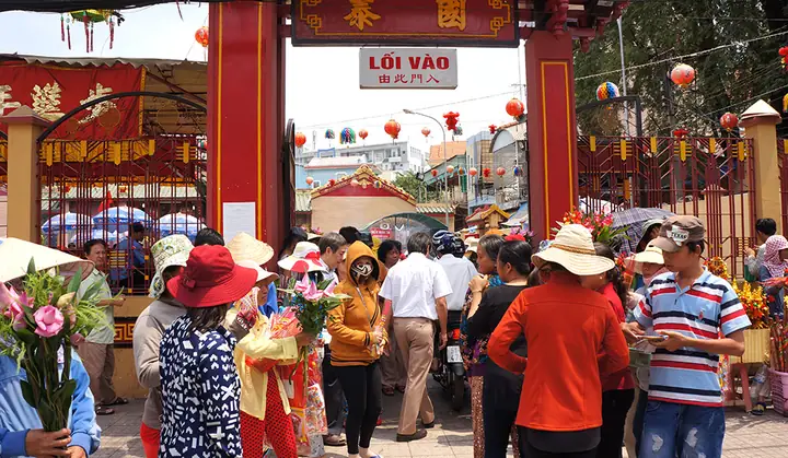 Hàng Ngàn Người Đổ Về Lễ Hội Chùa Bà Bình Dương