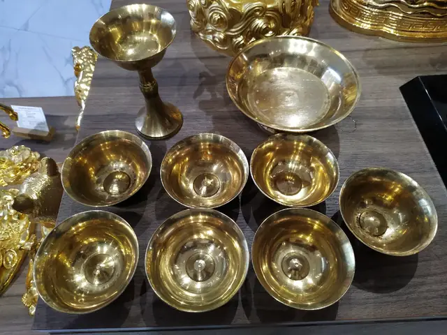 Mạ Vàng Cho Bộ Chén Cúng Dường 8 Món