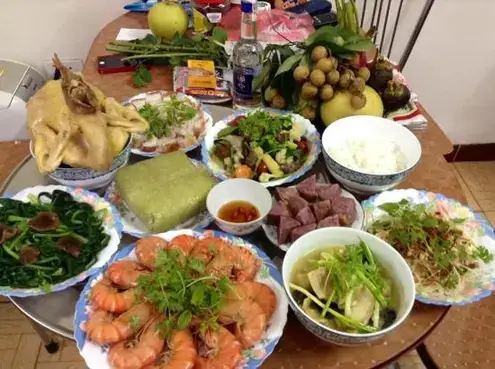 Ăn Đồ Cúng Có Xui Không? Giải Mã Góc Nhìn Tâm Linh Và Khoa Học