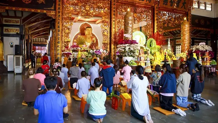 Cẩm Nang Đầy Đủ Về Bài Cúng Đi Chùa: Lễ Vật, Văn Khấn Và Những Lưu Ý Quan Trọng