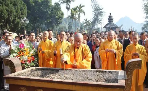 Bài Cúng Đi Chùa Hương: Văn Khấn Chi Tiết & Những Điều Cần Biết