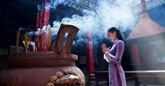 Bài Cúng Đi Chùa Mùng 1: Văn Khấn Đầy Đủ Và Hướng Dẫn Chi Tiết