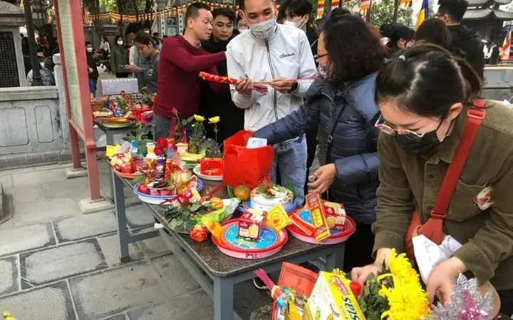 Bài Cúng Đi Chùa Mùng 1: Văn Khấn Đầy Đủ Và Hướng Dẫn Chi Tiết