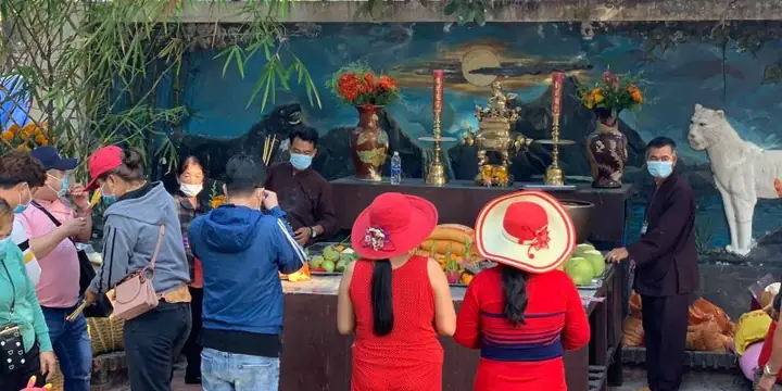 Hằng Năm Có 2 Dịp Lễ Lớn Mà Nhiều Du Khách Nhất Đến Viếng Dinh, Xin Lộc Thầy Thím, Tỏ Lòng Thành Kính Cùng Tâm Tình Ước Vọng, Cầu Mong Thầy Thím Phù Hộ Gặp Nhiều May Mắn Và Thành Công Trong Cuộc Sống: