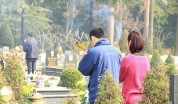 Cẩm Nang Chi Tiết Về Lễ Cúng Mở Cửa Mả: Văn Khấn, Bài Cúng Và Nghi Thức Chuẩn Xác