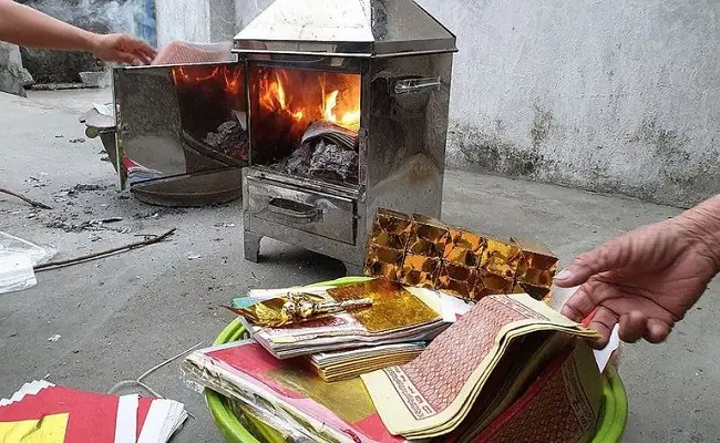 Cẩm Nang Cúng Hóa Vàng Ngày Mùng 3 Tết: Lễ Vật Chuẩn, Bài Văn Khấn Đầy Đủ