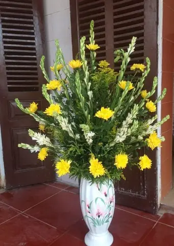 Cẩm Nang Toàn Tập Về Hoa Cúng Ông Địa, Thần Tài Và Bàn Thờ Gia Tiên