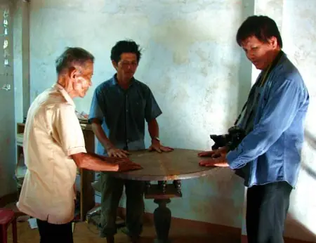 Chiếc Bàn Xoay Kỳ Lạ 200 Tuổi