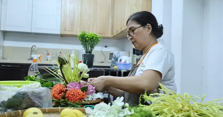 Hà Nội: Người Dân Đặt Mâm Hoa Tiền Triệu Cúng Rằm Tháng 7