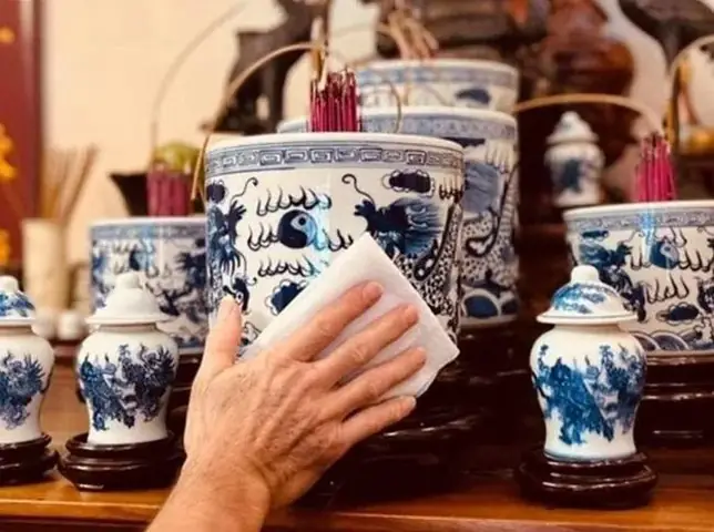 Cẩm Nang Lau Dọn Bàn Thờ Đón Tết: Quy Trình Chuẩn Và Những Điều Cấm Kỵ Cần Nhớ