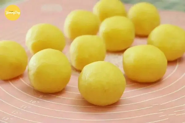 Bước 4: Vo Nhân Bánh Ú Nước Tro