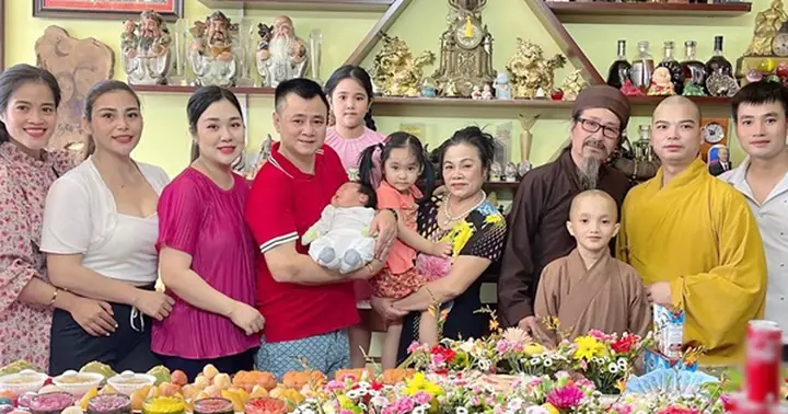 Mâm Cúng Đầy Tháng Con Trai Nsnd Tự Long Đầy Ắp Các Loại Bánh