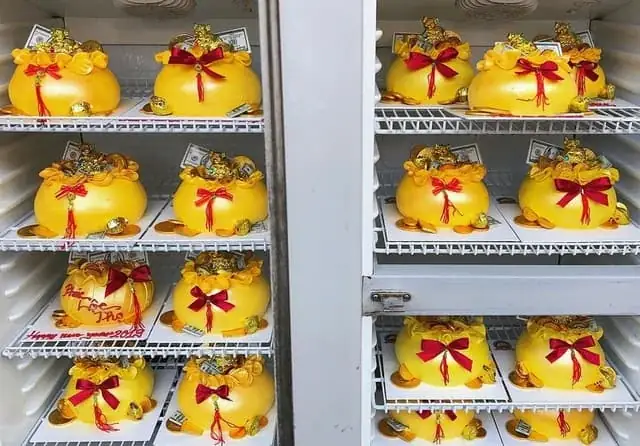 Top 5 Mẫu Bánh Kem Cúng Vía Thần Tài Đầu Năm: Đẹp, Ý Nghĩa & Hợp Phong Thủy