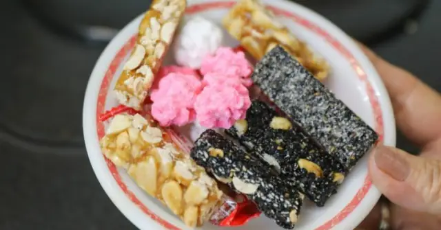 Kẹo Thèo Lèo - Món Ăn Không Thể Thiếu Trong Lễ Cúng Ông Táo Của ...