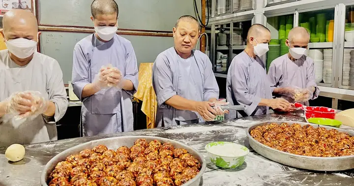 Chư Ni Chùa Tịnh Nghiêm Sản Xuất 20.000 Bánh Trung Thu Phục Vụ ...