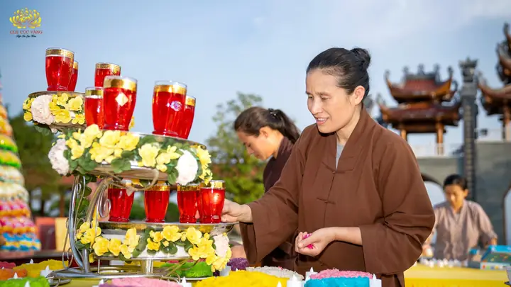 Phật Tử Trưng Bày Tế Đàn Cúng Thí Thực Chuẩn Bị Cho Lễ Cầu Siêu Phả ...