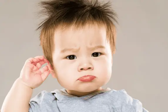 Dấu Hiệu Cảnh Báo Bệnh Viêm Tai Giữa Ở Trẻ Em | Vinmec