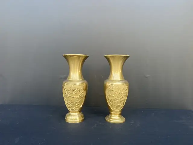 Top 7 Mẫu Bình Hoa Cúng Đẹp: Tâm Linh, Phong Thủy & Nghệ Thuật Cắm Hoa