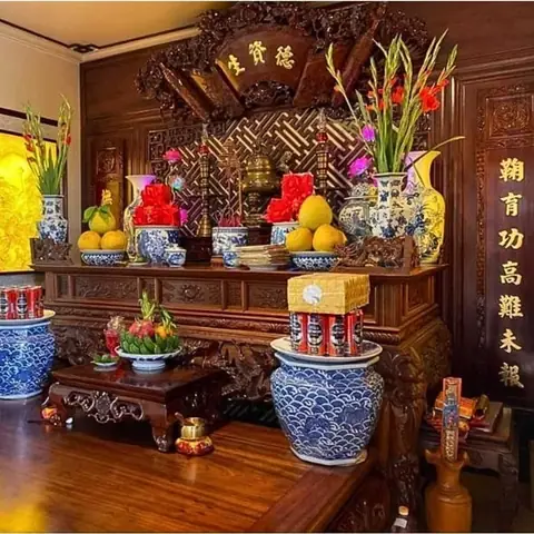 Cách Đặt Bình Hoa Và Trái Cây Trên Bàn Thờ Thu Hút Tài Lộc, Bình An