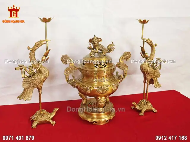 Tại Sao Nên Lựa Chọn Bộ Ngũ Sự Bằng Đồng Vàng Cao 45cm Cho Bàn Thờ Gia Tiên?