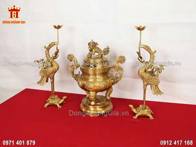 Tại Sao Nên Lựa Chọn Bộ Ngũ Sự Bằng Đồng Vàng Cao 45cm Cho Bàn Thờ Gia Tiên?