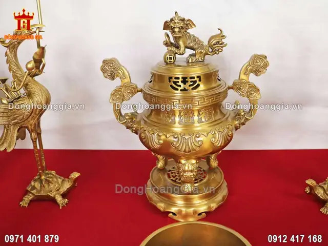 Tại Sao Nên Lựa Chọn Bộ Ngũ Sự Bằng Đồng Vàng Cao 45cm Cho Bàn Thờ Gia Tiên?
