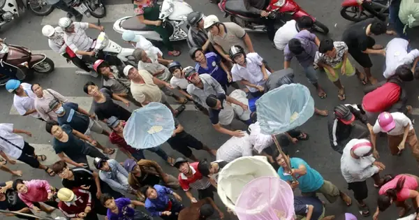 Hàng Trăm "cô Hồn Sống" Tranh Nhau Tiền Cúng Gây Náo Loạn Đường ...