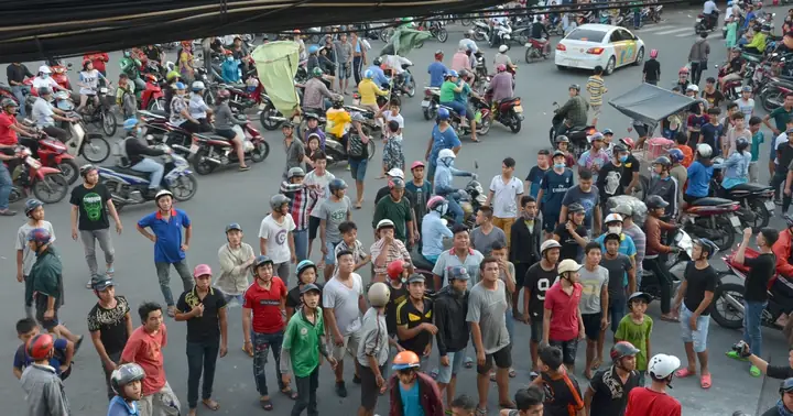 Cả Trăm Người Tranh Nhau Giật Tiền Cúng Cô Hồn | Báo Dân Trí