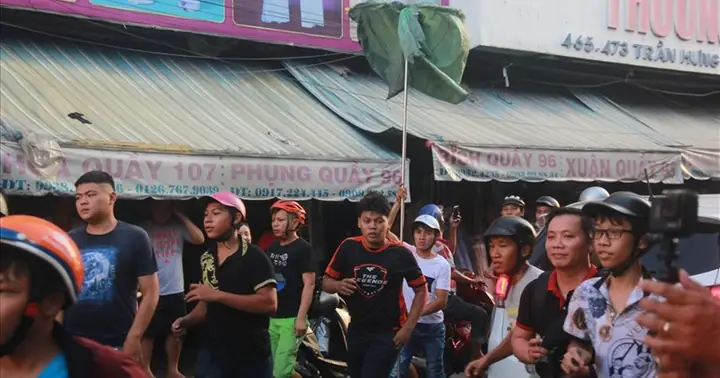 Hàng Trăm Người Tranh Nhau Cướp Tiền 'giật Cô Hồn' Ở Tphcm