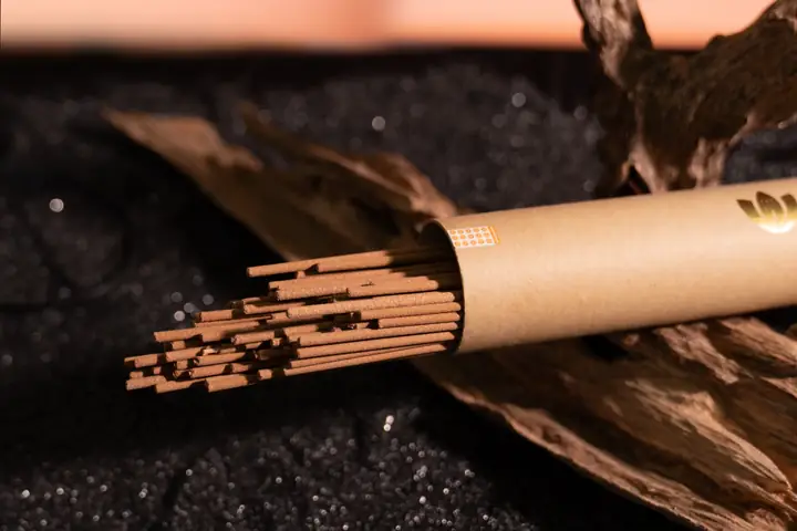 Cẩm Nang Các Loại Nhang Cúng Phổ Biến Và Ý Nghĩa Tâm Linh Trong Văn Hóa Việt