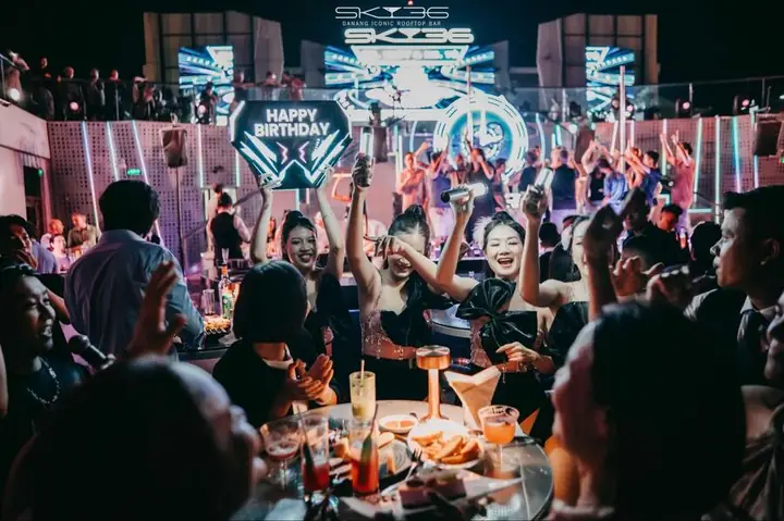 Bar Và Club Khác Gì Nhau? Ưu Và Nhược Điểm Chi Tiết Nhất