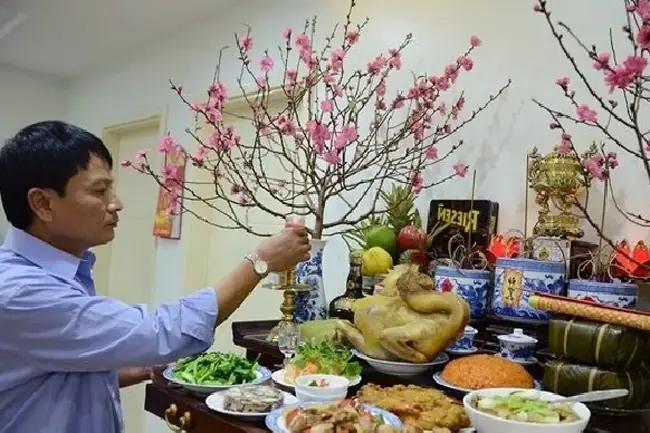 Cách Bày Gà Cúng Đúng Chuẩn Tâm Linh: Gà Quay Ra Ngoài Hay Vào Trong?