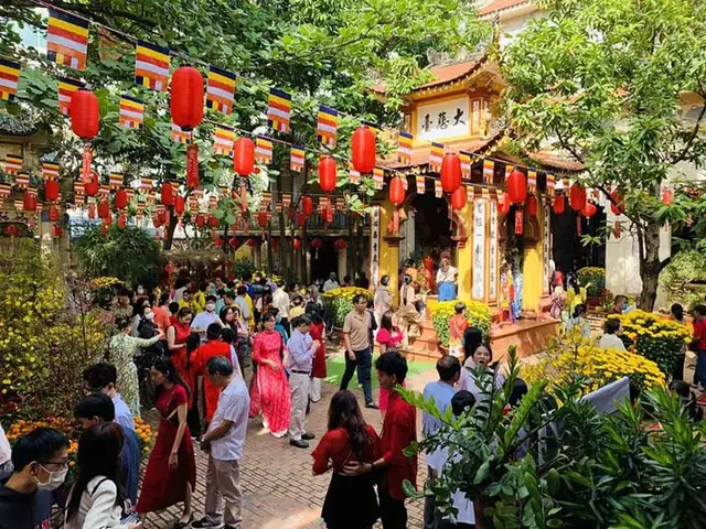 Tổng Hợp Bài Khấn Khi Đi Chùa Ngắn Gọn, Đúng Lễ Cầu Bình An, May ...