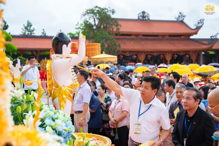 A. Khi Có Tượng Phật