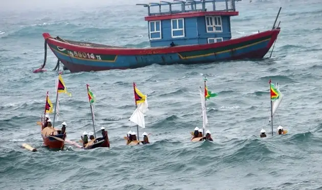 Nghi Lễ Thả Thuyền Trong Lễ Khao Lề Thế Lính Hoàng Sa | Báo Nhân ...