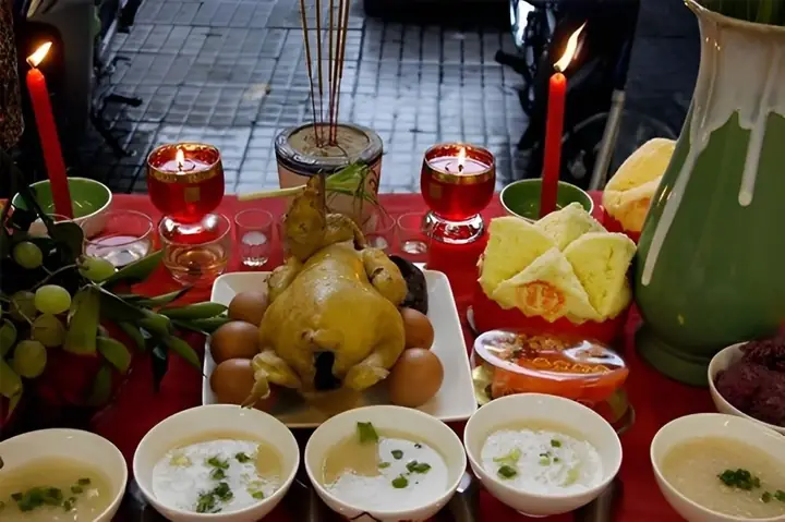 Cẩm Nang Chi Tiết: Cách Đặt Gà Cúng Ngoài Sân Chuẩn Phong Thuỷ Đón Tài Lộc Năm Mới