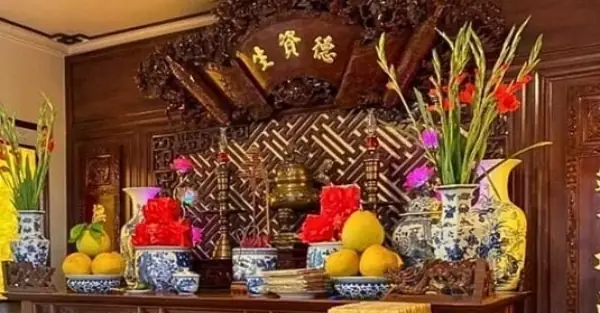 Cách Sắp Xếp Bình Hoa Trên Bàn Thờ Thu Hút Tài Lộc Cả Năm