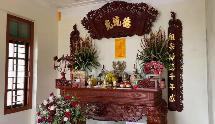 Lọ Hoa Trên Bàn Thờ Nên Đặt Bên Phải Hay Bên Trái Mới Đúng?