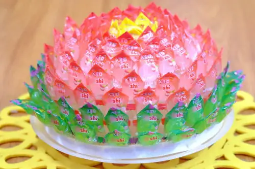 Hướng Dẫn Làm Hoa Sen Bằng Kẹo Oishi Đặt Bàn Thờ Cúng Tết