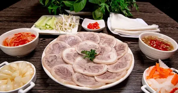 Cách Luộc Chân Giò Cúng Tết Chuẩn Ngon, Không Nứt, Đẹp Mắt Cho Mâm Lễ