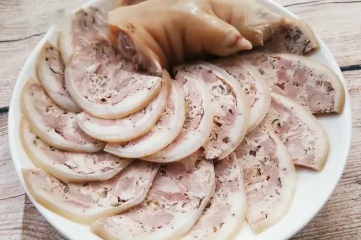 Cách Luộc Chân Giò Cúng Tết Chuẩn Ngon, Không Nứt, Đẹp Mắt Cho Mâm Lễ