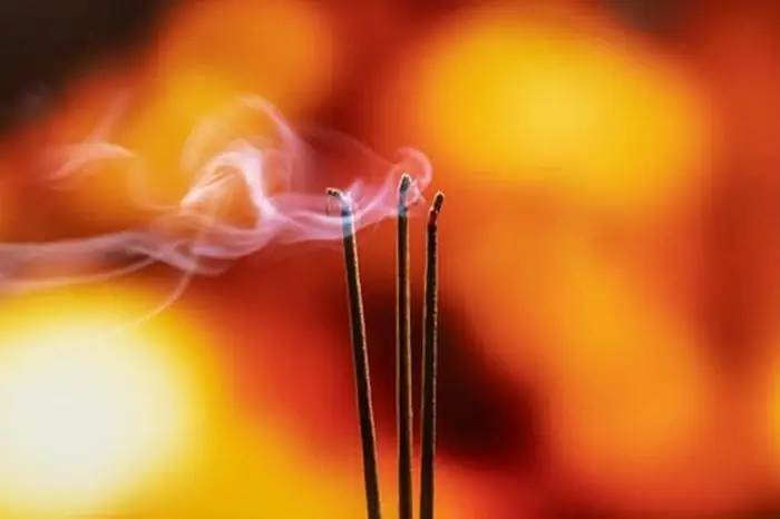 Đây Mới Là Cách Thắp Hương Chuẩn Khi Nhà Có Nhiều Bàn Thờ: Bàn ...