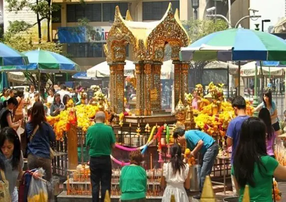 Hướng Dẫn Toàn Tập Về Nghi Lễ Thờ Cúng Thần Tứ Diện Đúng Cách