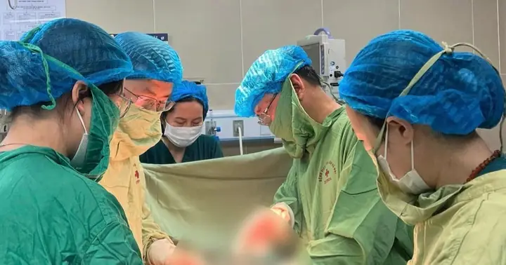 Cảm Giác Nặng Bụng, Người Phụ Nữ Phát Hiện Khối U Xơ Tử Cung ...