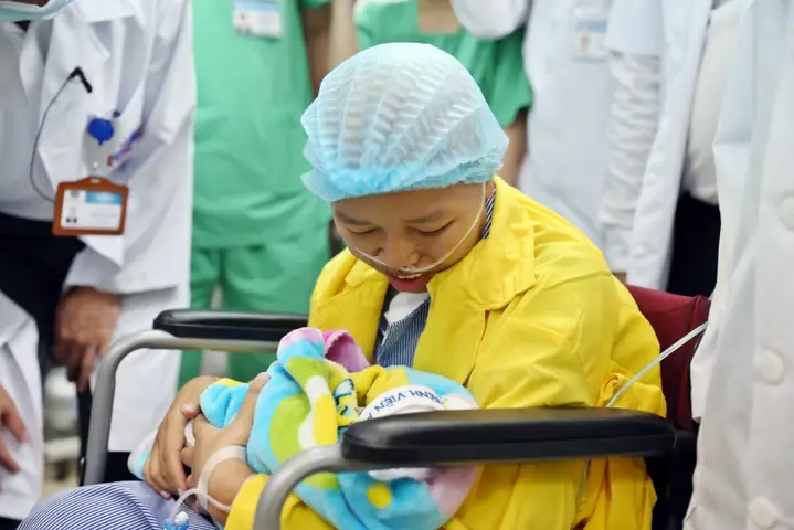 Bé Bình An Lần Đầu Được Nằm Trong Vòng Tay Mẹ