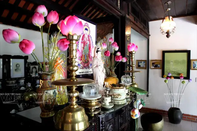 Cắm Hoa Cúng Phật: 4 Loại Hoa Ý Nghĩa Nhất & Lưu Ý Khi Thắp Hương